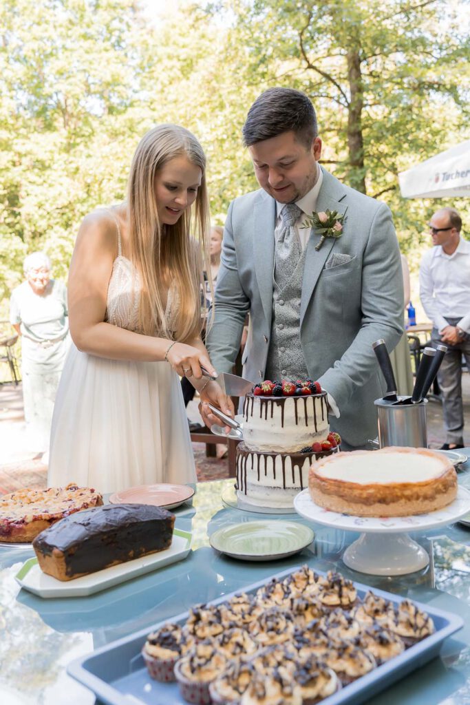anschnitt hochzeitstorte dorfcafe simonshofen
