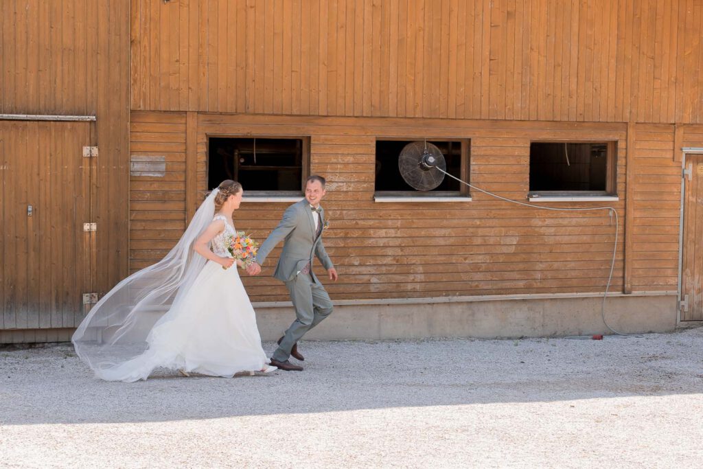 hochzeit brautpaar bauernhof