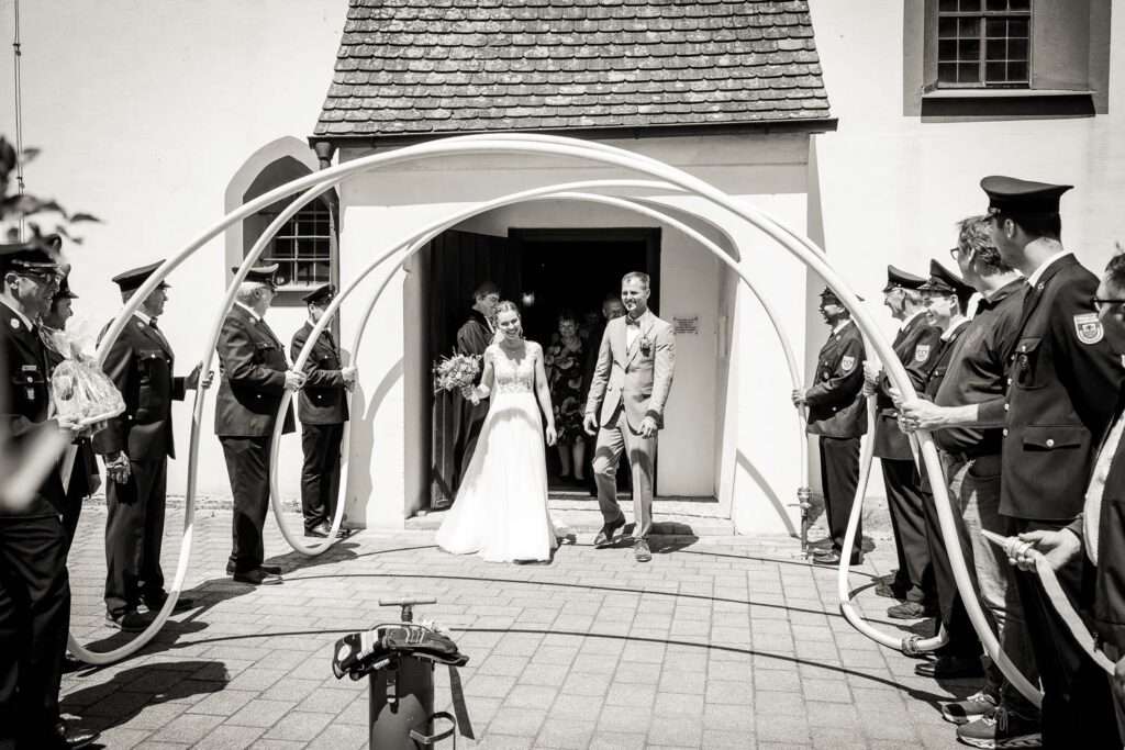 brautpaar spalier kirche hochzeit neukirchen