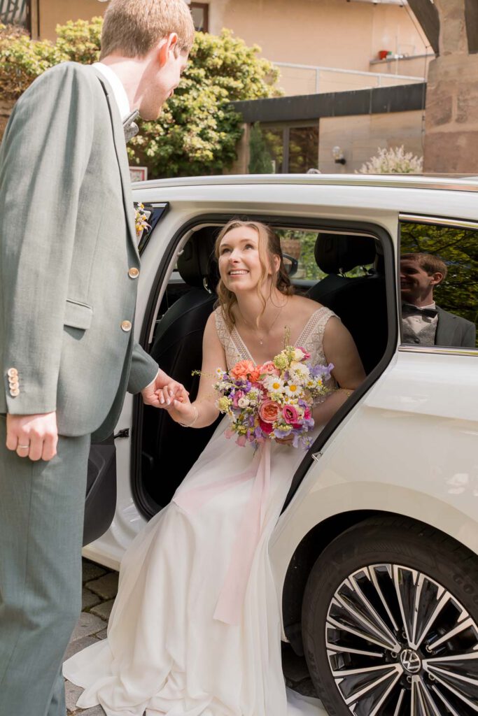 braut aussteigen hochzeitsauto pellerschloss fischbach