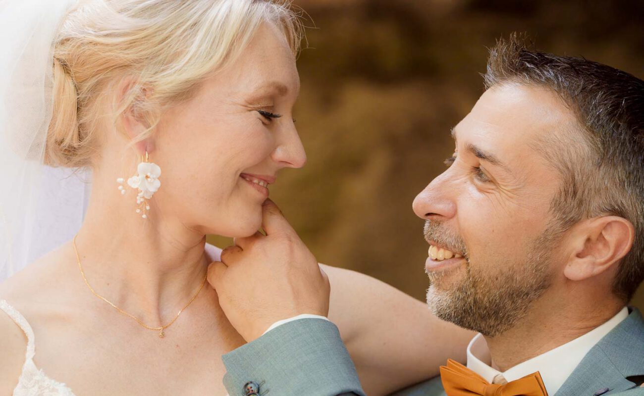 brautpaar geht durch spalier an hochzeit am michelsberg hersbruck im nuernberger land – Hochzeitsfotograf Britta Henselmann